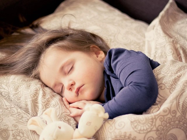 Slaapt je kind beter met een open raam?